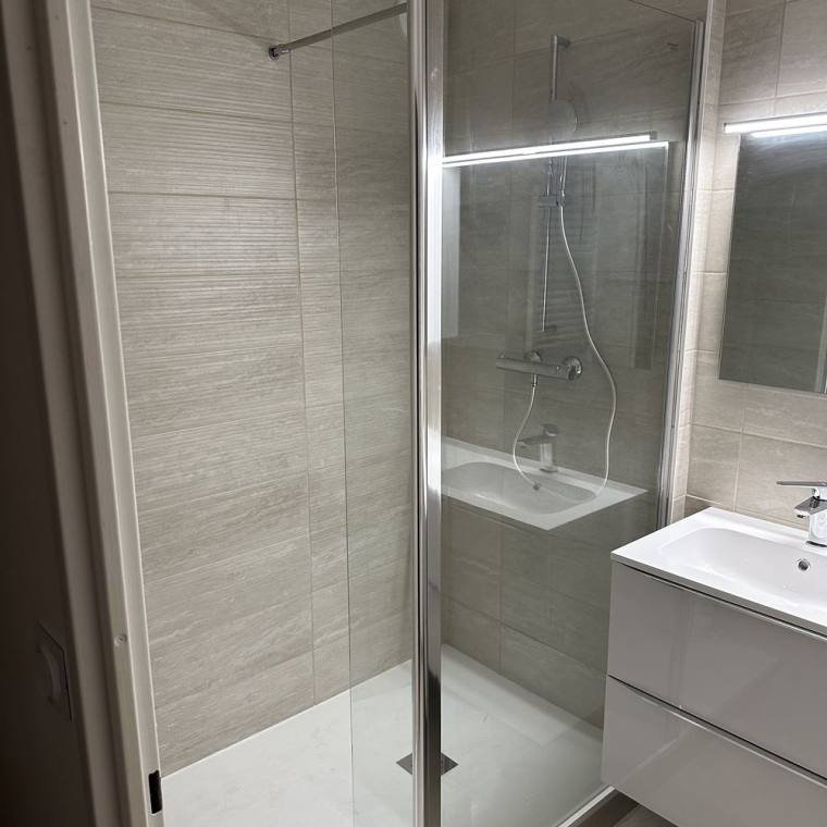 Douche à l'italienne avec paroi en verre et receveur extra-plat