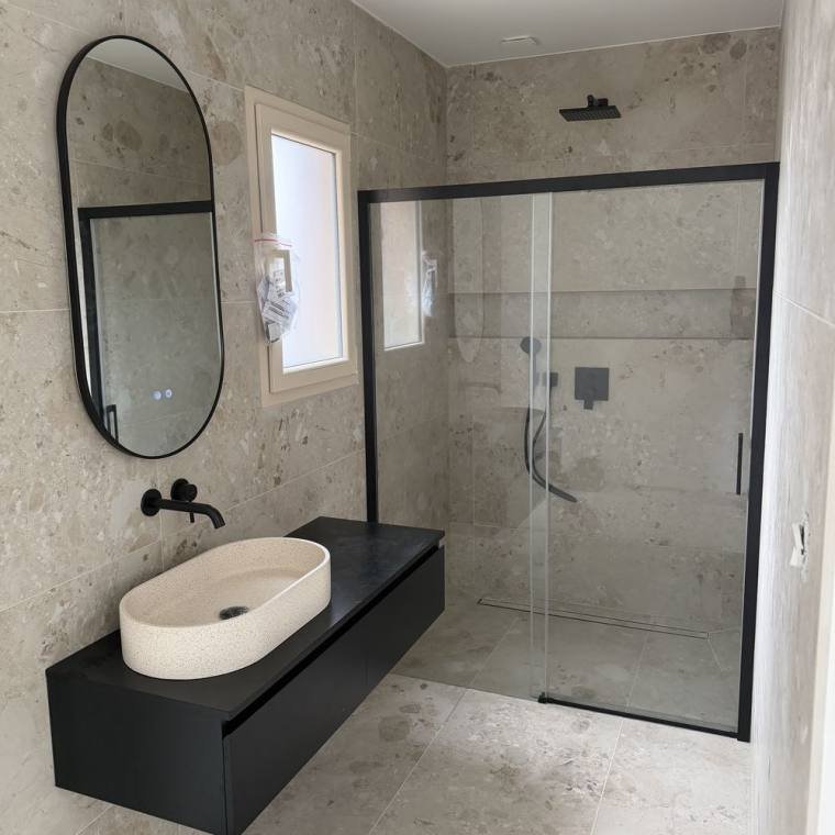 Salle de bain contemporaine avec douche à l'italienne et meuble suspendu noir